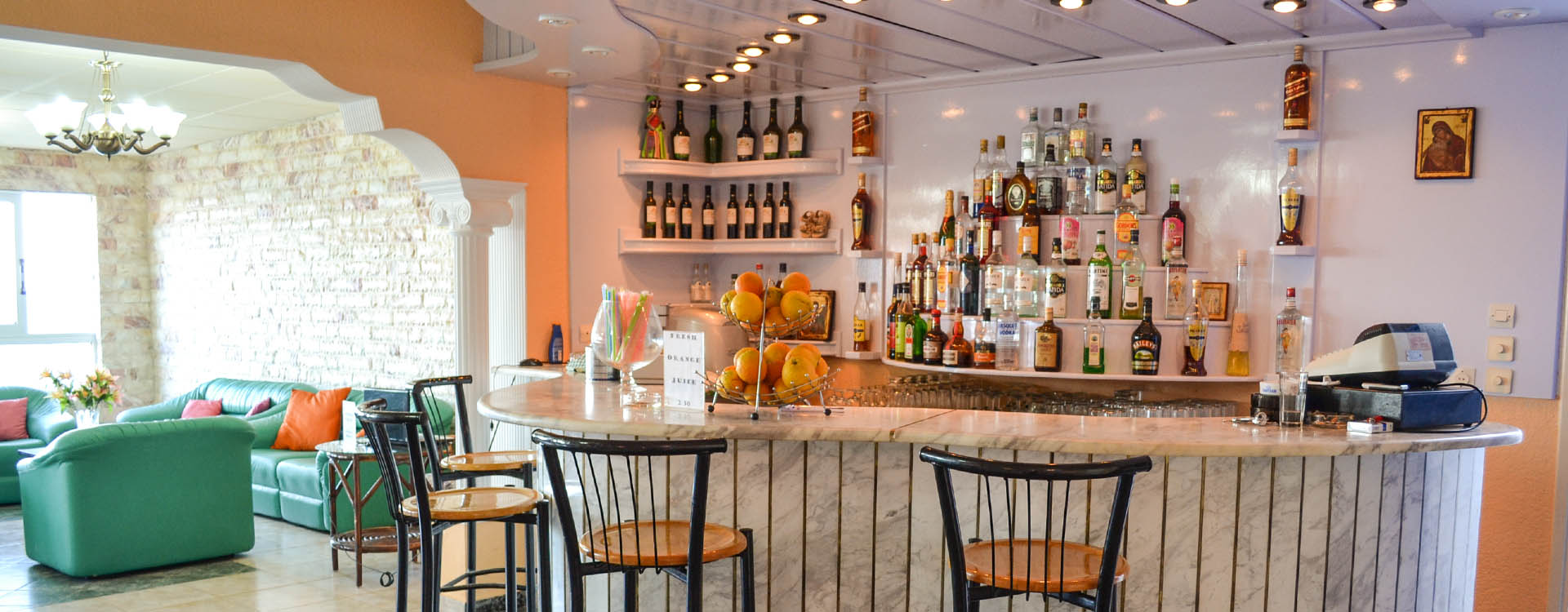 Enjoy coffee, drinks, cocktails and snacks at Castelia Bay indoors Bar